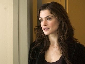 La bella Rachel Weisz in una scena di The Constant Gardener