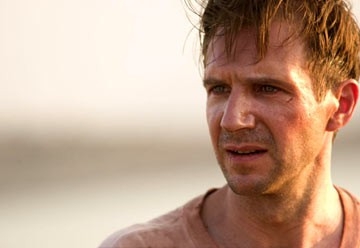 Ralph Fiennes in una scena  di The Constant Gardener