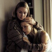 Gwyneth Paltrow ed Hope Davis in una scena di Proof