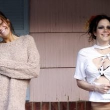 Mandy Moore e Mary Louise Parker in una scena di Romance & Cigarettes