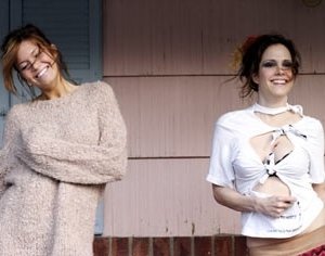 Mandy Moore e Mary Louise Parker in una scena di Romance & Cigarettes