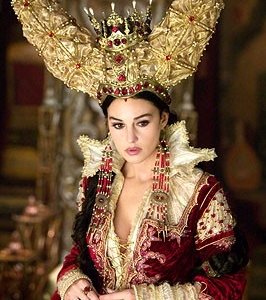 Monica Bellucci è la splendida Queen Mirror de I fratelli Grimm