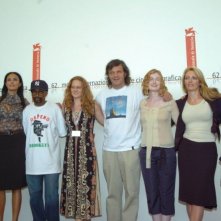 John Woo, Maria Grazia Cucinotta, Spike Lee, Kátia Lund, Emir Kusturica e a destra Stefano Veneruso a Venezia per All the Invisible Children