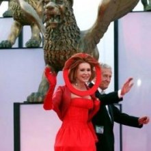 Venezia 2005 Il Curioso Vestito Di Marina Ripa Di Meana A Venezia Con Il Consorte 17792