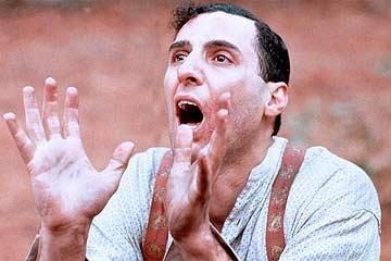 John Turturro implora di aver salva la vita in una scena di Crocevia della morte