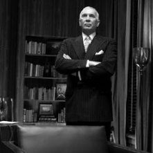 Frank Langella in una scena di Good Night, and Good Luck