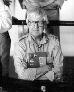 Il regista Robert Wise su un set cinematografico