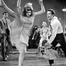 Russ Tamblyn e Gina Trikonis in una scena di West Side Story