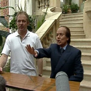Sabina Guzzanti nei panni di Silvio Berlusconi in Viva Zapatero!