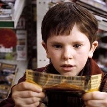 Freddie Highmore in una scena de La fabbrica di cioccolato