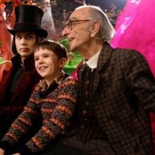 Johnny Depp, Freddie Highmore e David Kelly in una scena de La fabbrica di cioccolata