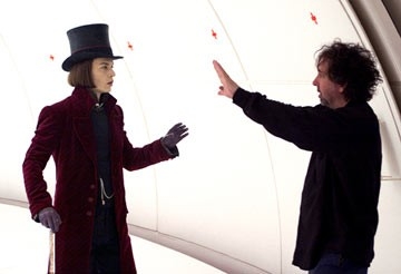 Johnny Deppe e Tim Burton sul set de La fabbrica di cioccolato