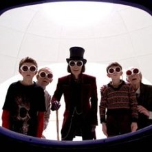 Jordan Fry, Adam Godley, Johnny Depp, Freddie Highmore e David Kelly in una scena de la Fabbrica di cioccolato