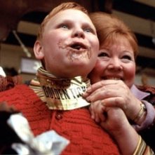 Philip Wiegratz e Franziska Troegner in una scena de La fabbrica di cioccolato