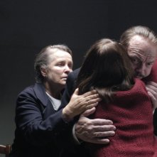 Julia Jentsch (di spalle) è Sophie Scholl, la rosa bianca. La scena dell'ultimo abbraccio con i genitori