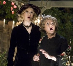 Nicole Kidman e Carole Shelley in Vita da Strega