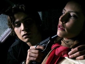 Riccardo Scamarcio in una sequenza di Romanzo Criminale