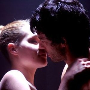 Una scena d'amore tra Kledi Kadiu e Laura Chiatti in Passo a due