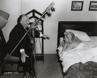 Kim Novak e Alfred Hitchcock sul set de La donna che visse due volte