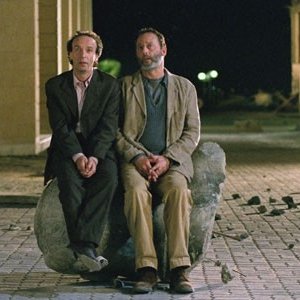 Roberto benigni e Jean Reno in La tigre e la neve