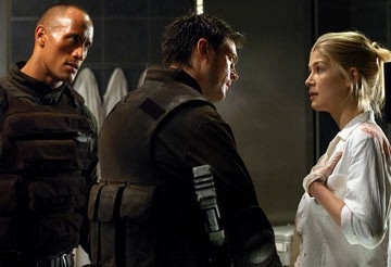 The Rock, Karl Urban e Rosamund Pike in Doom