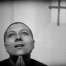 Renèe Falconetti in una scena de LA PASSIONE DI GIOVANNA D'ARCO