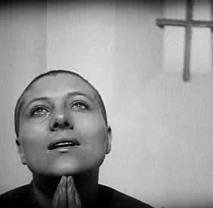 Renèe Falconetti in una scena de LA PASSIONE DI GIOVANNA D'ARCO