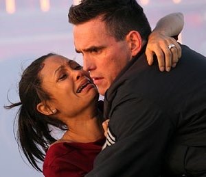 Thandie Newton e Matt Dillon in una scena di Crash