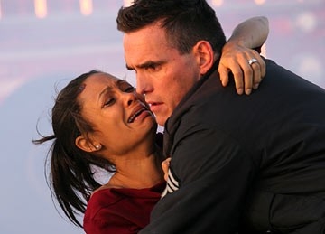 Thandie Newton e Matt Dillon in una scena di Crash