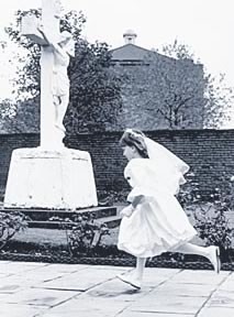 Una scena di Piovono pietre