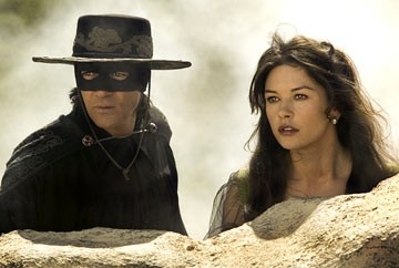 Antonio Banderas accanto a Catherine Zeta-Jones nel film The Legend of Zorro