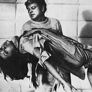 Donatas Banionis e Natalya Bondarchuk in una scena di SOLARIS