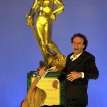 Roberto Benigni seppellisce sotto la sua euforia la povera Milly Carlucci, durante i David di Donatello