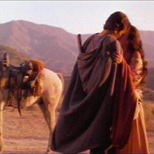 Bruce Campbell con Embeth Davidtz in una scena de L'ARMATA DELLE TENEBRE