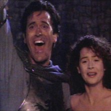 Bruce Campbell accanto a Embeth Davidtz in una scena de L'ARMATA DELLE TENEBRE