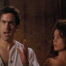 Bruce Campbell e Embeth Davidtz in una sequenza de L'ARMATA DELLE TENEBRE