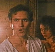 Bruce Campbell e Embeth Davidtz in una scena de L'ARMATA DELLE TENEBRE capitolo conclusivo della trilogia di Evil Dead