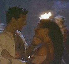 Bruce Campbell e Embeth Davidtz in una scena de L'ARMATA DELLE TENEBRE terzo capitolo della trilogia di Evil Dead