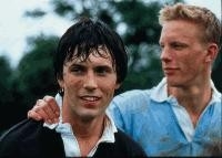 Desmond Harrington e Laurence Fox in una scena di THE HOLE