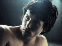 Desmond Harrington in una scena di THE HOLE