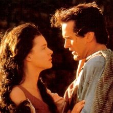 Embeth Davidtz e Bruce Campbell in una scena de L'ARMATA DELLE TENEBRE