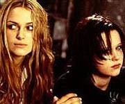 Keira Knightley e Thora Birch in una scena di THE HOLE