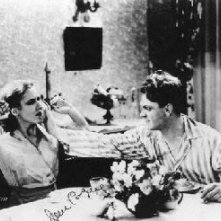Mae Clarke e James Cagney nella celebre scena del pompelmo di Nemico Pubblico