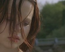 Thora Birch in una scena di THE HOLE