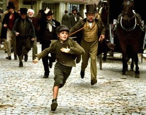 il giovane attore Barney Clark in una scena di Oliver Twist