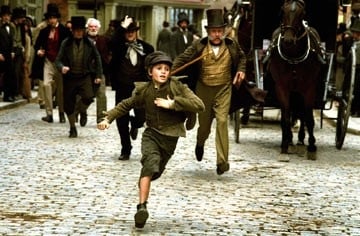 il giovane attore Barney Clark in una scena di Oliver Twist