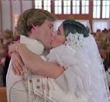 Bill Pullman e Daphne Zuniga in una scena di BALLE SPAZIALI