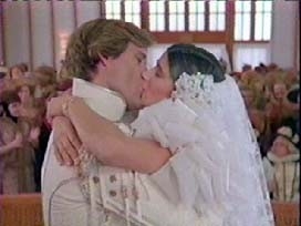 Bill Pullman e Daphne Zuniga in una scena di BALLE SPAZIALI