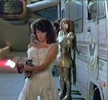 Daphne Zuniga in una scena di BALLE SPAZIALI