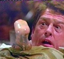 John Hurt in una scena di BALLE SPAZIALI (1987)